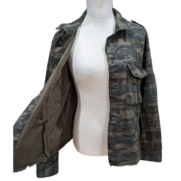 Sanctuary Women's Army Green Camo Button Snap Jacket Raw Hem Size L - Picture 6 of 13